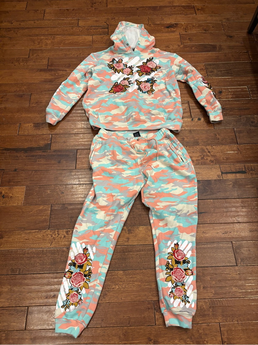 Krisp NYC men’s  sz Lg Camo! Embroidered roses!Jogger Set!